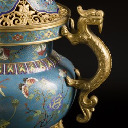 Een bronzen cloissonné koro / wierookvat, China, 20e eeuw. 
