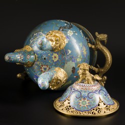 Een bronzen cloissonné koro / wierookvat, China, 20e eeuw. 