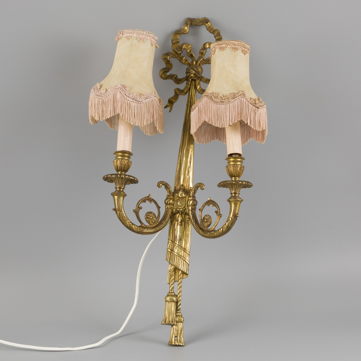 Een tweelichts wandlamp in Louis XVI stijl, messing, Frankrijk, 20e eeuw. 