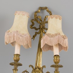 Een tweelichts wandlamp in Louis XVI stijl, messing, Frankrijk, 20e eeuw. 