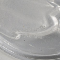 Een kristallen tafelvaas met decoratie van eikenbladeren, gemerkt aan onderzijde "Lalique France". Frankrijk, circa 1960/1970.