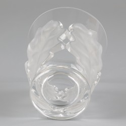 Een kristallen tafelvaas met decoratie van eikenbladeren, gemerkt aan onderzijde "Lalique France". Frankrijk, circa 1960/1970.