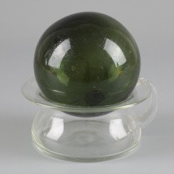 Een transparant glazen po met daarbij een groen glazen bol, 20e eeuw. 