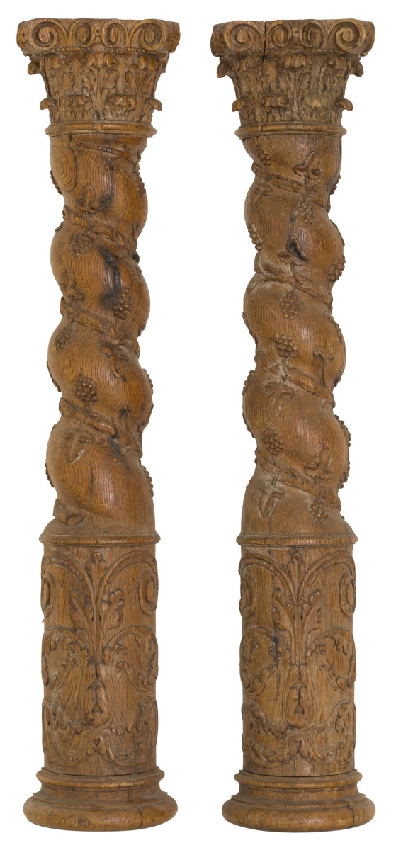 Een lot bestaande uit (2) decoratieve eikenhouten getordeerde wandpilasters, Duitsland(?), ca. 1900. 