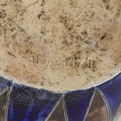 Een keramieke vaas met gepolychromeerd geglazuurd decor, West-Duitsland, 3de kwart 20e eeuw.