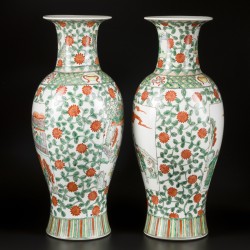 Een set van (2) Wucai-stijl porseleinen balustervazen (transition-style), China, 20e eeuw.