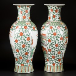 Een set van (2) Wucai-stijl porseleinen balustervazen (transition-style), China, 20e eeuw.