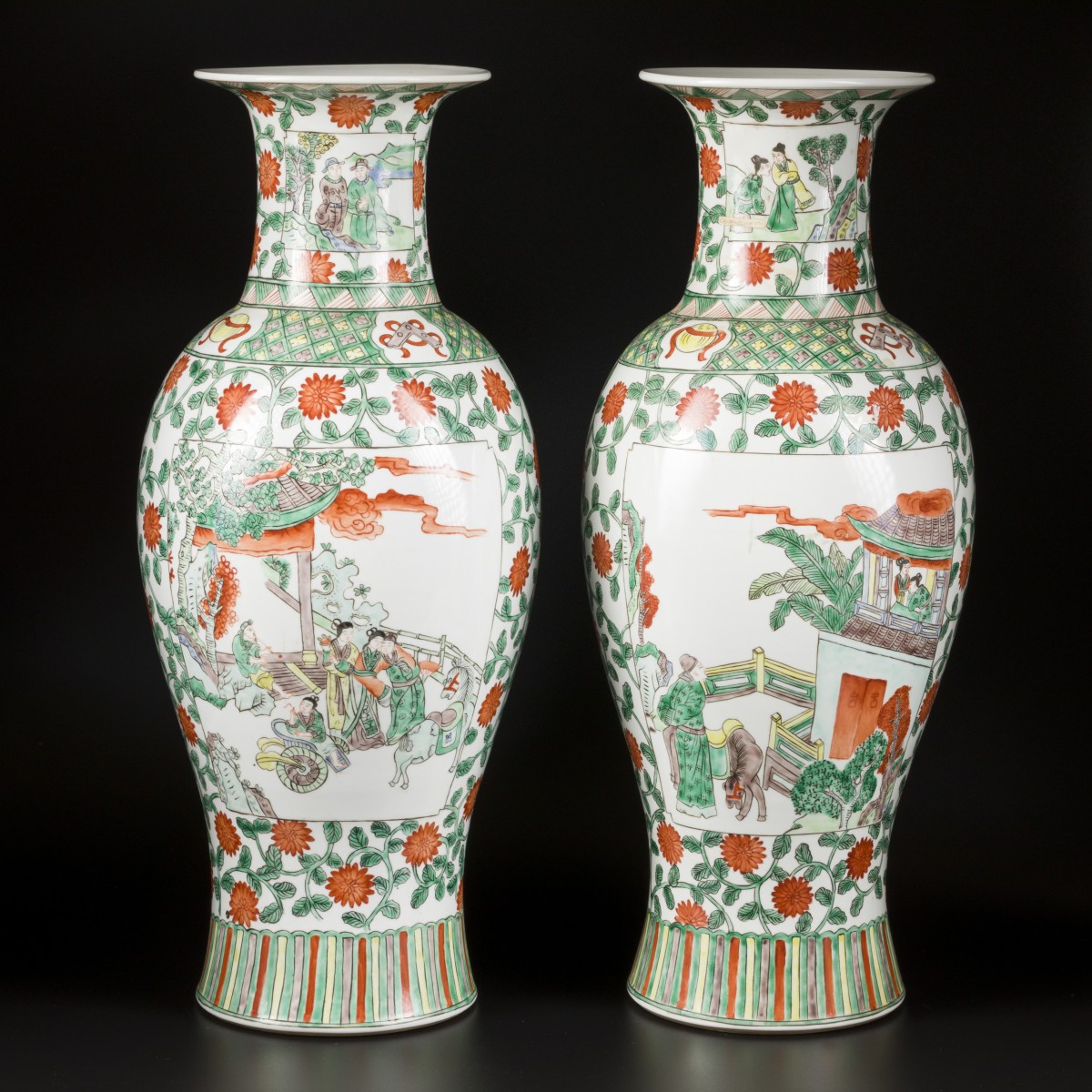 Een set van (2) Wucai-stijl porseleinen balustervazen (transition-style), China, 20e eeuw.