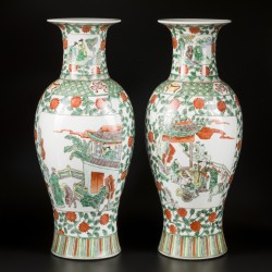 Een set van (2) Wucai-stijl porseleinen balustervazen (transition-style), China, 20e eeuw.