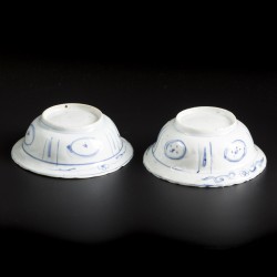 Een set van (2) kraakporseleinen "klapmuts" kommen, China, begin 17e eeuw (Wanli-periode).