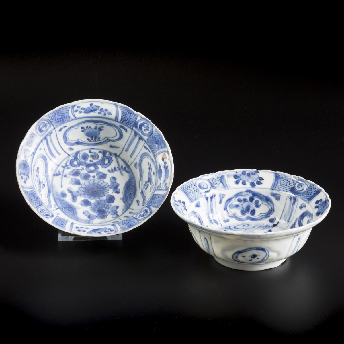 Een set van (2) kraakporseleinen "klapmuts" kommen, China, begin 17e eeuw (Wanli-periode).