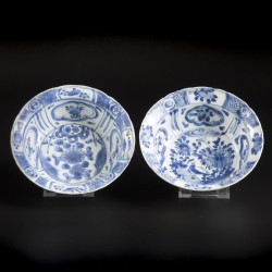 Een set van (2) kraakporseleinen "klapmuts" kommen, China, begin 17e eeuw (Wanli-periode).