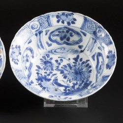 Een set van (2) kraakporseleinen "klapmuts" kommen, China, begin 17e eeuw (Wanli-periode).