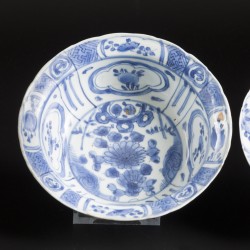 Een set van (2) kraakporseleinen "klapmuts" kommen, China, begin 17e eeuw (Wanli-periode).