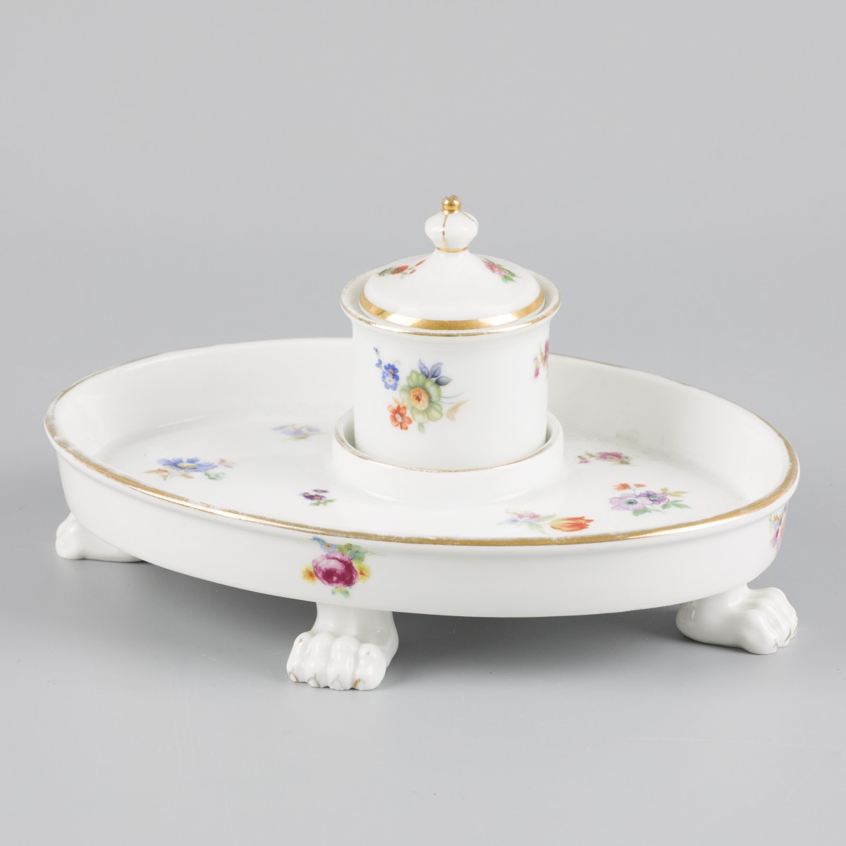 Een porseleinen inktpot bureau-ornament. Duitsland (?).