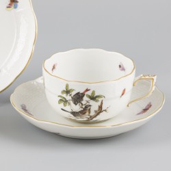 Een set van (2) porseleinen kop-en-schotels met Rotschild Bird decor. Herend, Hongarije, eind 20e eeuw.