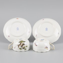 Een set van (2) porseleinen kop-en-schotels met Rotschild Bird decor. Herend, Hongarije, eind 20e eeuw.