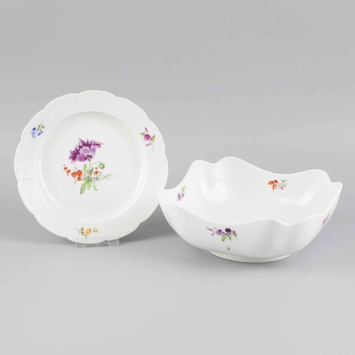 Een porseleinen bord en fruitschaal met decor van bloemen gemerkt Meissen, Duitsland, 20e eeuw. 