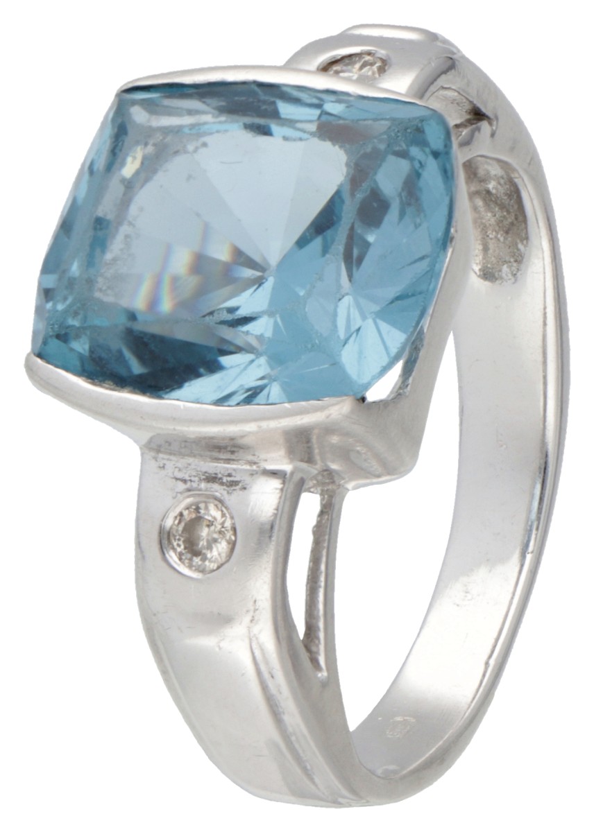 14 kt. Witgouden shoulder ring bezet met ca. 0.06 ct. diamant en synthetische spinel.