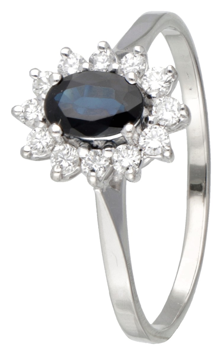 14 kt. Witgouden entourage ring bezet met ca. 0.44 ct. natuurlijke saffier en ca. 0.12 ct. diamant.