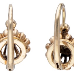 14 kt. Geelgouden oorbellen bezet met roos geslepen diamanten.