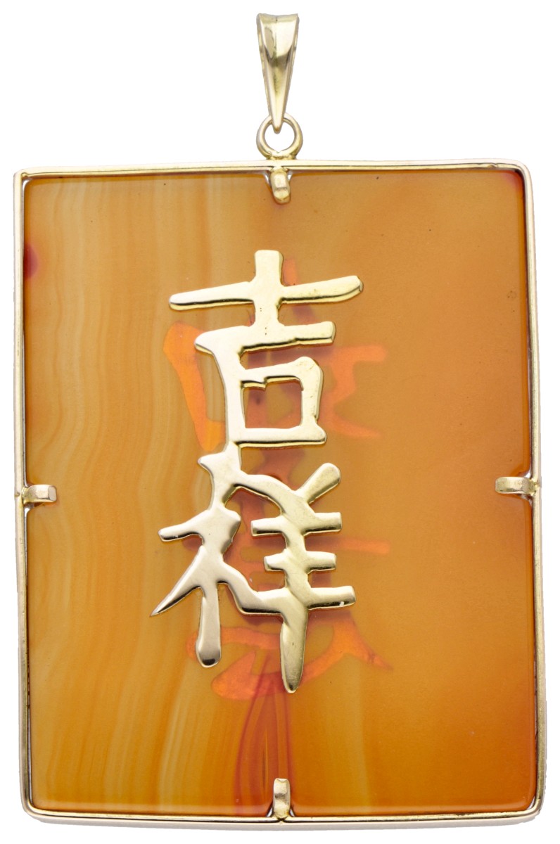 14 kt. Geelgouden hanger met Chinese karakters gezet op agaat.