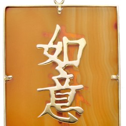 14 kt. Geelgouden hanger met Chinese karakters gezet op agaat.