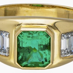 18 kt. Geelgouden cocktail ring bezet met een vermoedelijk Colombiaanse smaragd van ca. 2.30 ct. en ca. 1.00 ct. diamant.