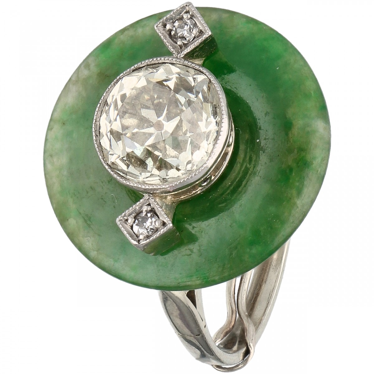 Witgouden ring, met ca. 1.27 ct. diamant en een jade schotel - 14 kt.