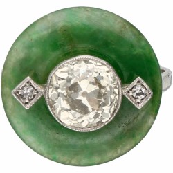 Witgouden ring, met ca. 1.27 ct. diamant en een jade schotel - 14 kt.