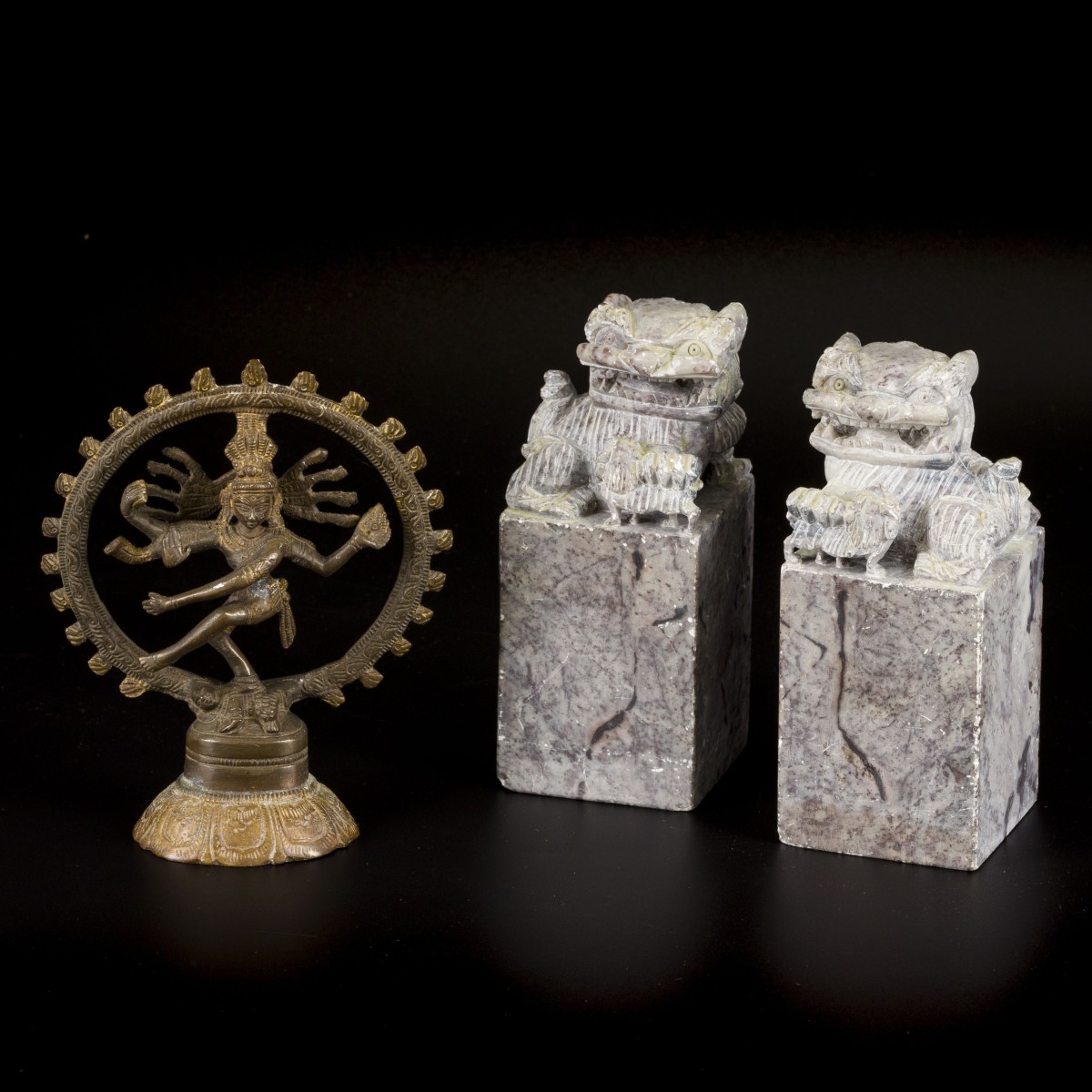 Lot van 2 boekensteunen, Foo-dogs, China, 20e eeuw, daarbij één bronzen Shiva, India, 20e eeuw.