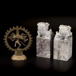 Lot van 2 boekensteunen, Foo-dogs, China, 20e eeuw, daarbij één bronzen Shiva, India, 20e eeuw.