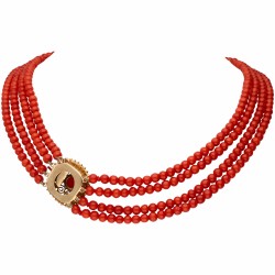 Vierrijig bloedkoralen collier met een geelgouden sluiting - 14 kt.