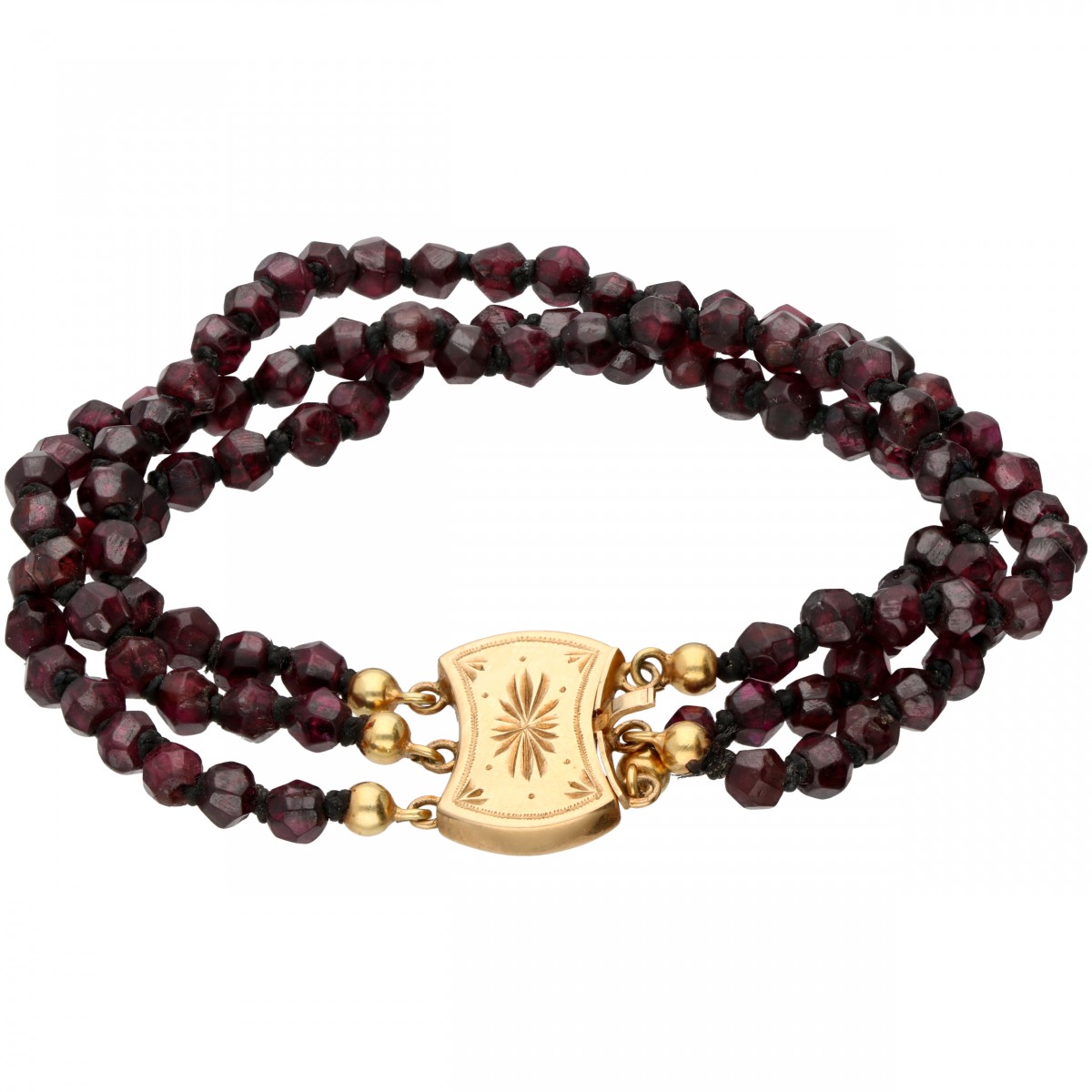 Drierijige granaten armband met een geelgouden sluiting - 14 kt.