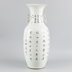 Een vaas met gepolychromeerd fencai-decor, China, 20e eeuw.