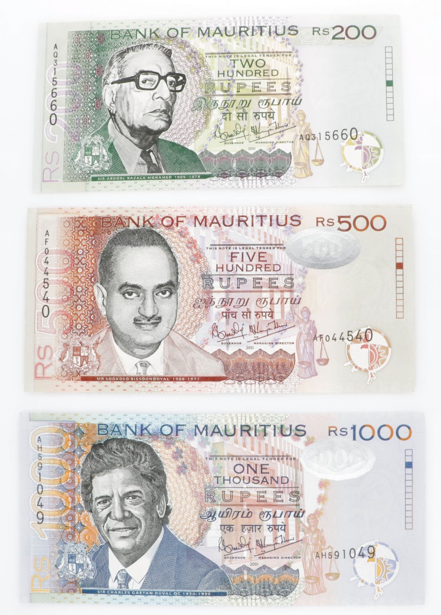 Mauritius. Lot (3) 200/500/1000 Rupees. Banknote. Type 2001. - UNC.