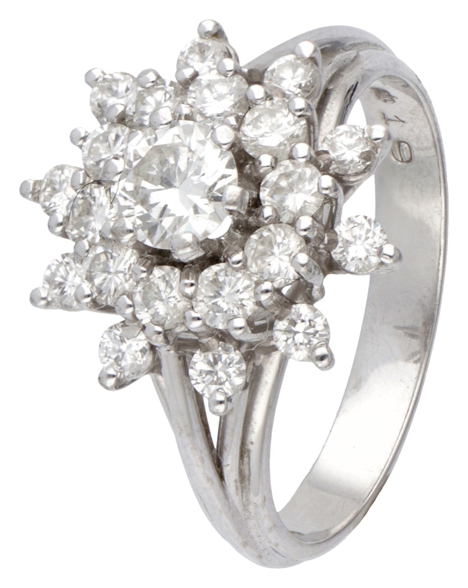 18 kt. Witgouden entourage ring bezet met ca. 0.89 ct. diamant.