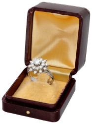 18 kt. Witgouden entourage ring bezet met ca. 0.89 ct. diamant.