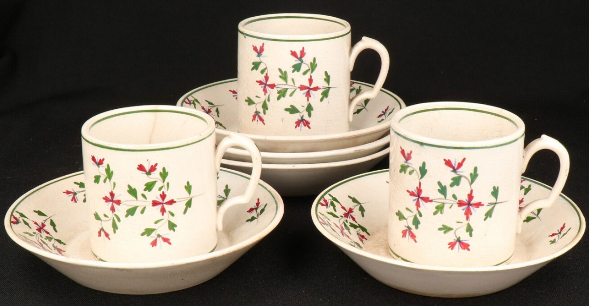 Een set van (3) Franse aardewerken kopjes, 5 schotels, Frankrijk, ca. 1831.