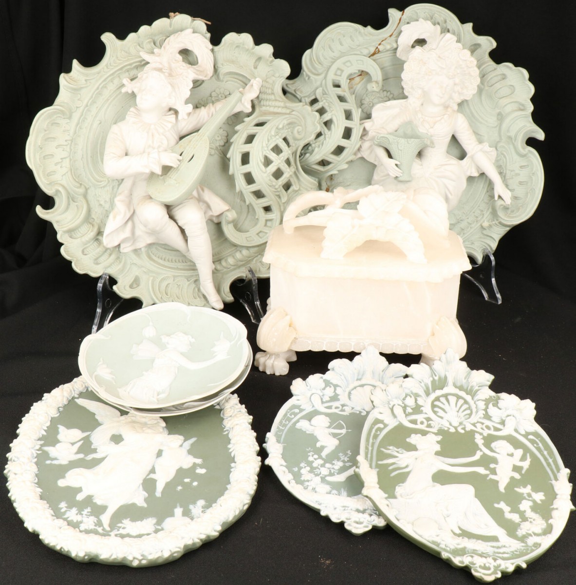 Een lot divers biscuit porselein, w.o. plaquettes en vormstukken, Frankrijk, 20e eeuw.