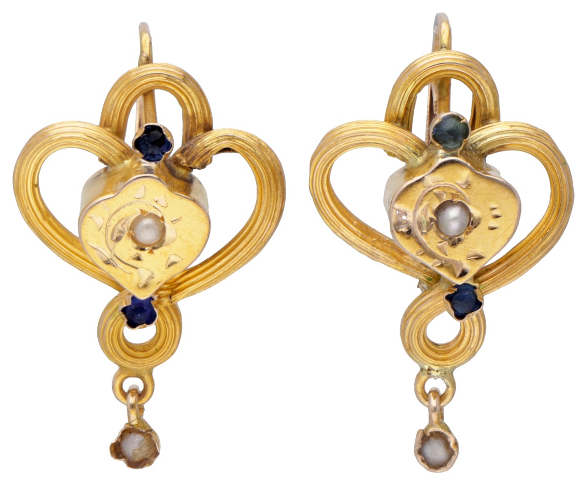 14 kt. Geelgouden art nouveau oorbellen bezet met zaadparels en blauwe strass-stenen.