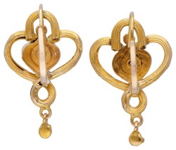 14 kt. Geelgouden art nouveau oorbellen bezet met zaadparels en blauwe strass-stenen.