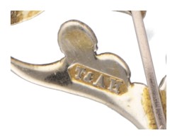 BWG 9 kt. geelgouden Edwardiaanse broche / hanger bezet met zaadparels en blauwe kleursteen.