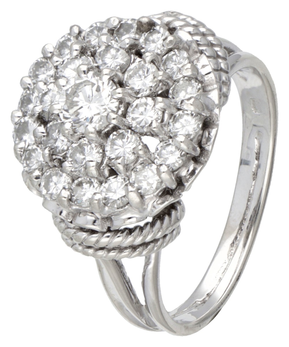18 kt. Witgouden entourage ring bezet met ca. 1.13 ct. diamant.