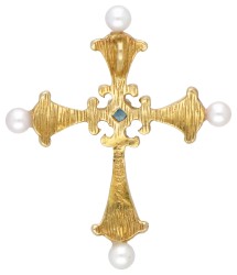18 kt. Geelgouden 'Het Saffieren Middernacht Kruis' van het Huis Igor Carl Fabergé bezet met diamant, natuurlijke saffier, cultivé parel en koningsblauwe emaille.