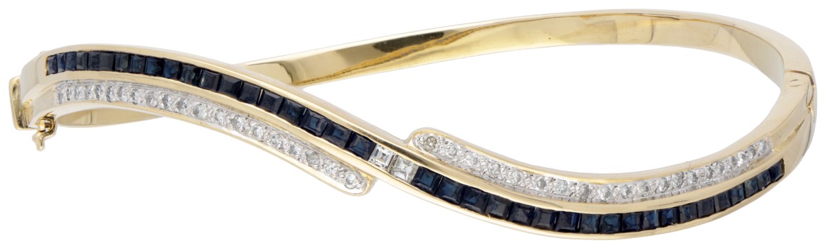 18 kt. Geelgouden bangle armband bezet met ca. 0.24 ct. diamant en ca. 2.28 ct. natuurlijke saffier.