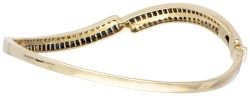 18 kt. Geelgouden bangle armband bezet met ca. 0.24 ct. diamant en ca. 2.28 ct. natuurlijke saffier.