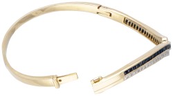 18 kt. Geelgouden bangle armband bezet met ca. 0.24 ct. diamant en ca. 2.28 ct. natuurlijke saffier.