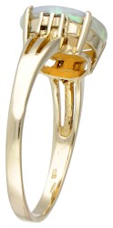 14 kt. Geelgouden ring bezet met ca. 1.83 ct. welo opaal en diamant.