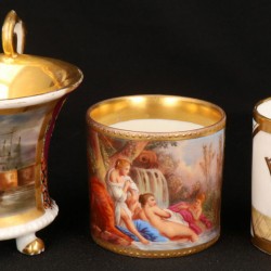 Een lot van (3) porseleinen koppen rijk verguld en voorzien van decoratie havengezicht, bad scène en dame in stoel. Circa 1800-1810